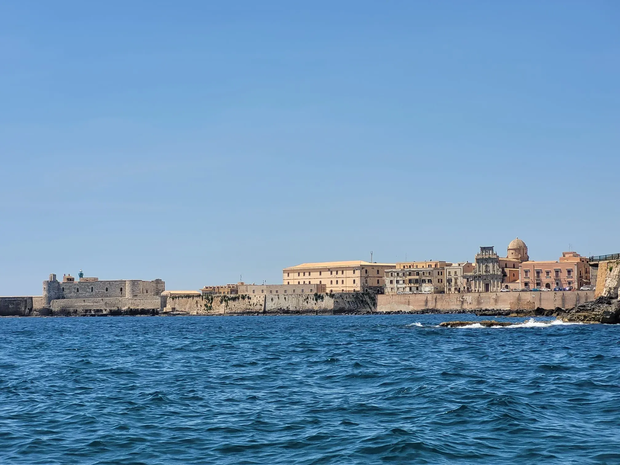 Barca davanti al Castello Maniace