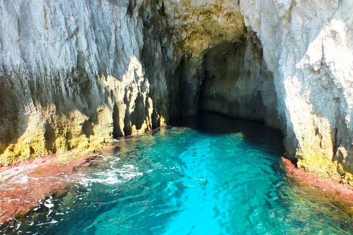 Le grotte marine di Ortigia viste dalla barca