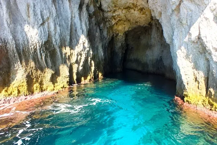 Le grotte marine di Ortigia viste dalla barca