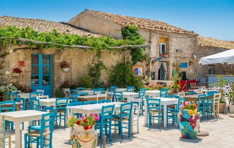 Marzamemi, piazzetta sul mare e tonnara storica