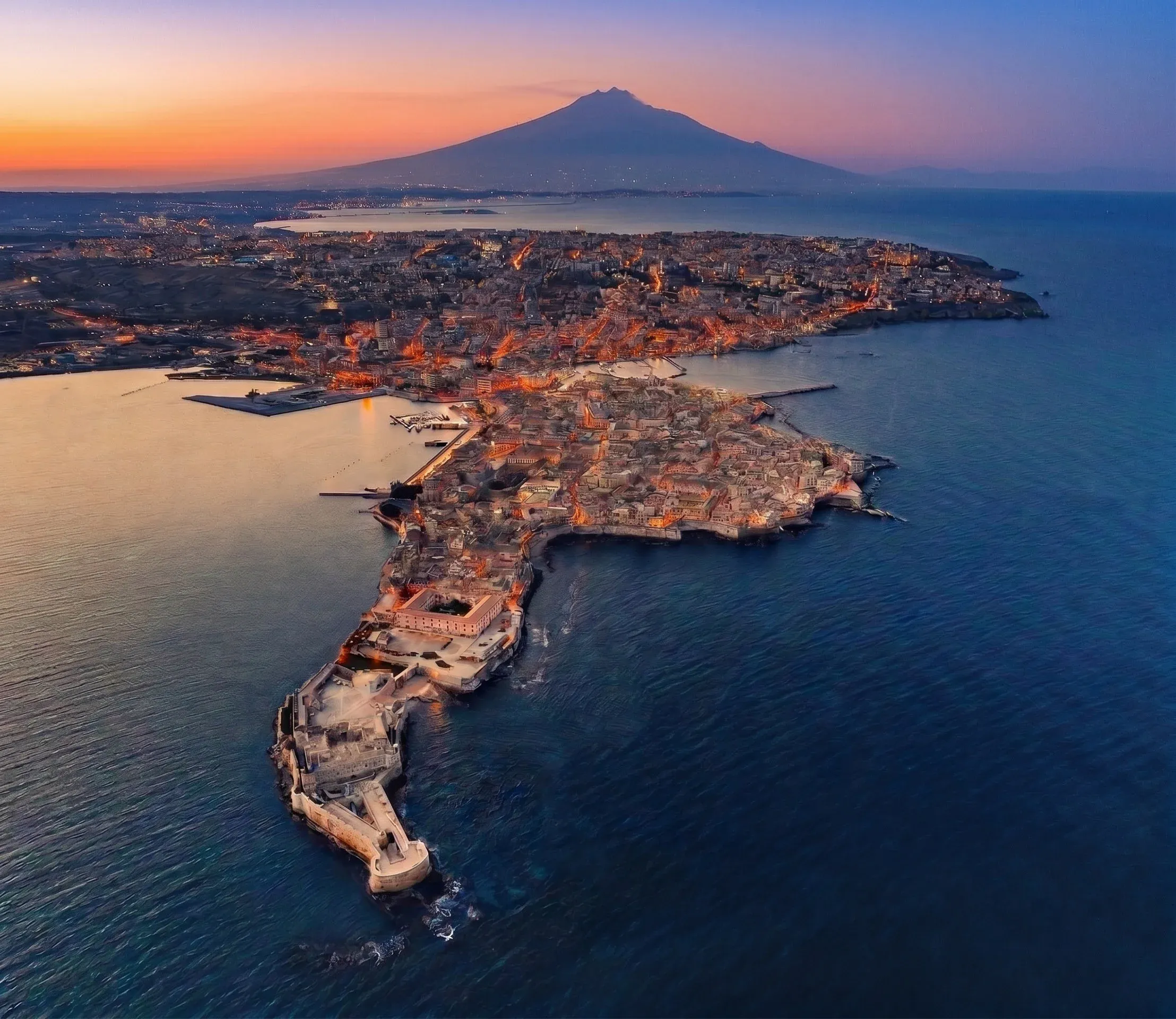 Ortigia e la costa di Siracusa dall'alto, al tramonto