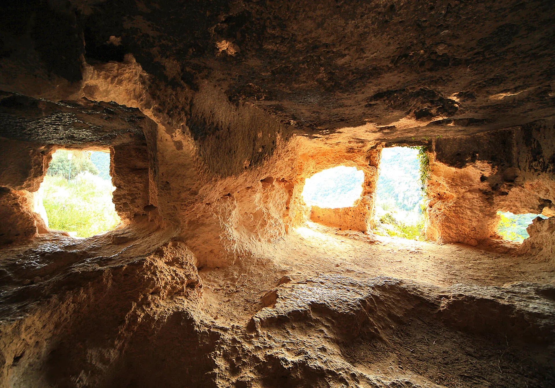 Necropoli rupestre di Pantalica, tombe scavate nella roccia