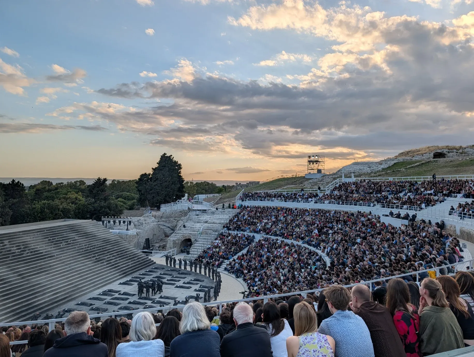 Il Teatro Greco di Siracusa gremito di pubblico al tramonto durante le Rappresentazioni Classiche