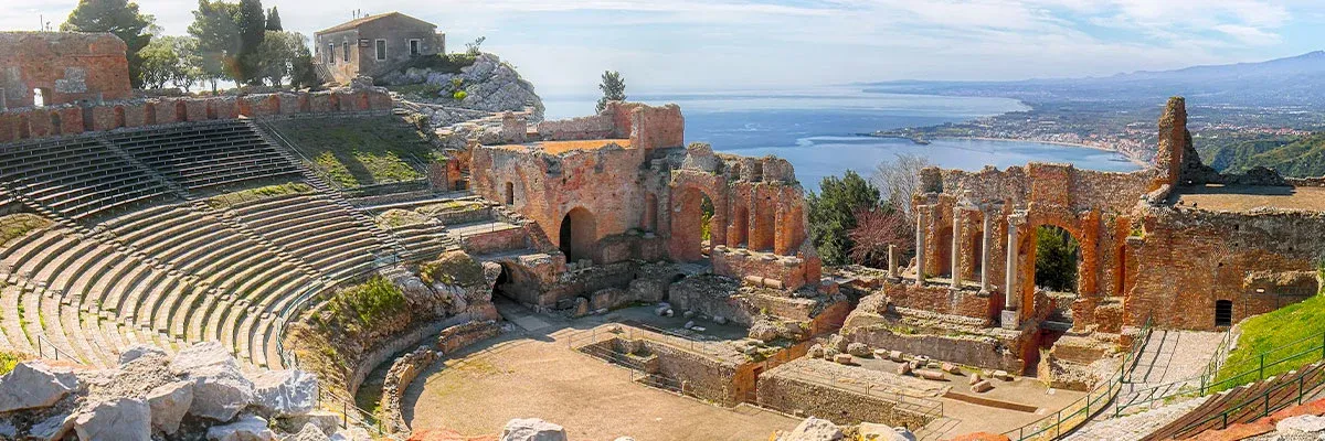 Teatro Greco di Taormina con vista sull'Etna e la costa ionica