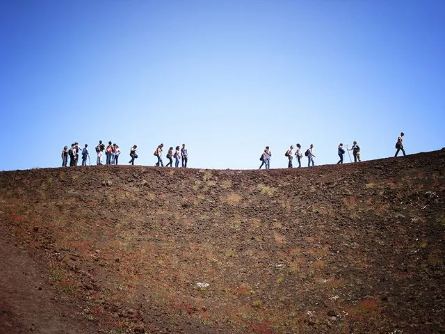 L'Etna oltre il mare visto dalla costa (immagine segnaposto)